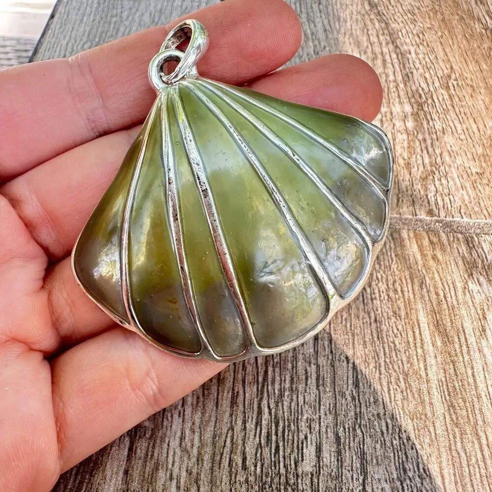Vintage Seashell Brooch Pendant in Silver Tone and Enamel Shell Brooch